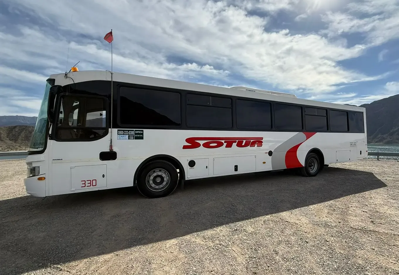 Bus SOTUR 4x4 unidad 330 con baulera, en camino de montaña