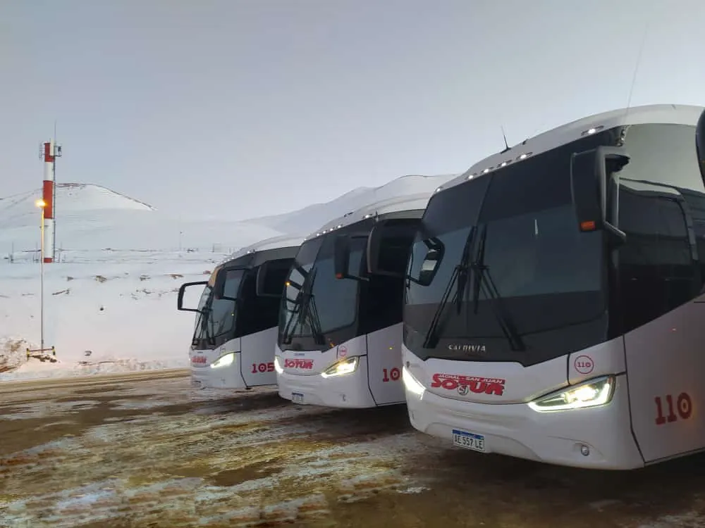 Buses de piso elevado SOTUR en la nieve